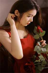 而她也是会挑对手