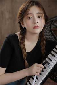 他身材修长高挺