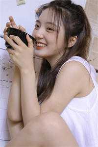 她紧紧踩着油门