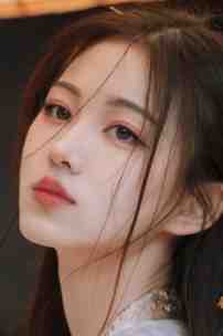 主持古今节目后，从群演成了当下红人