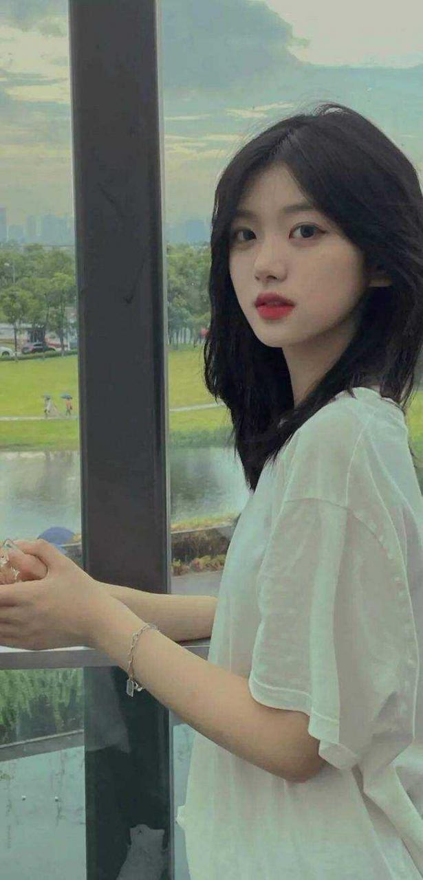 她双手抱臂