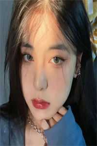 林七夜靠在椅背上