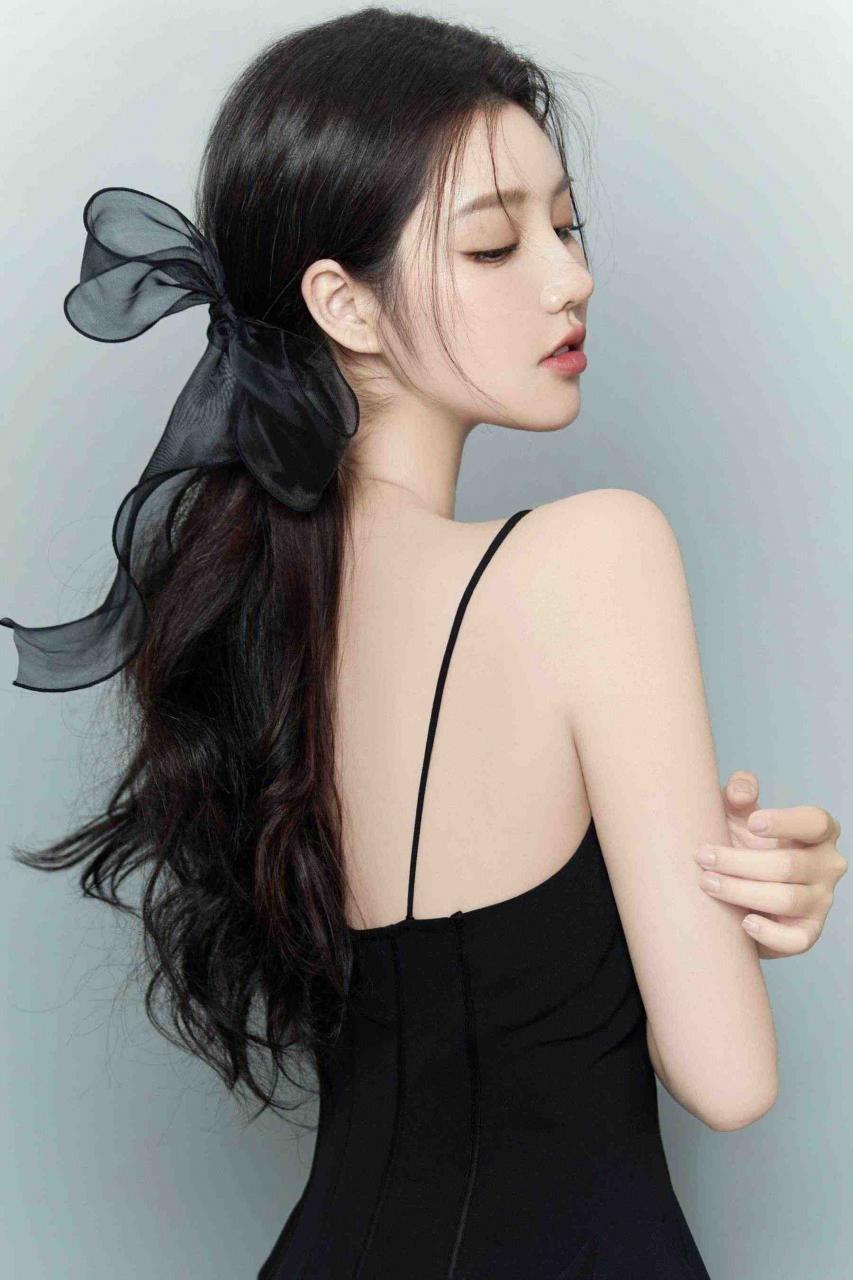 刚摆摊，就被顶级女神拐回家