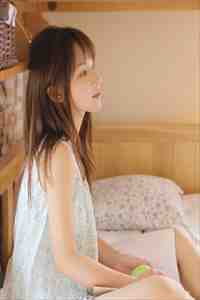 他挣扎着爬起身