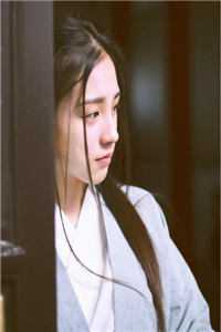 姜晓晓托着下巴