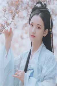 扶了下眼镜框