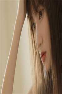 他视线往下扫时