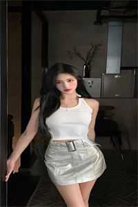 女人躲在衣柜里