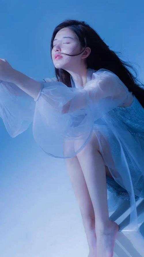 圈禁三年，贵妃娘娘睁眼后杀疯京城