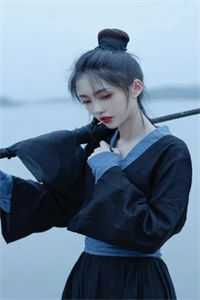 在女儿身边坐下