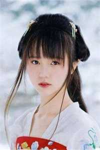 跟校花交往后，她成了当红巨星