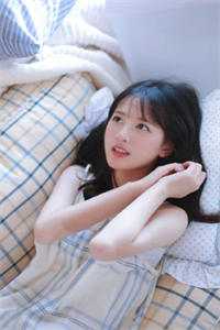她看了一眼车后排
