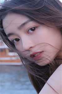 轻笑一声就进店了