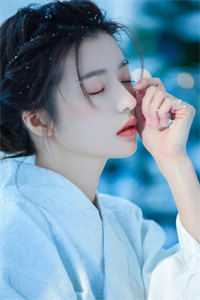 穿到年代文后，疯批大佬她拒绝当炮灰