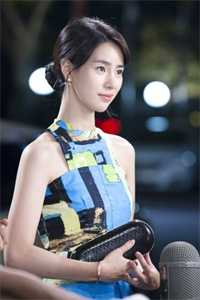 被抛弃深山，她成了狼王亲闺女