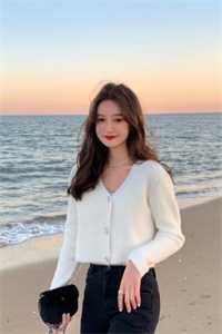 他将手中的红裙子