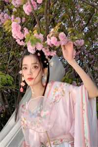 徒手缝合刀伤，将军对她刮目相看