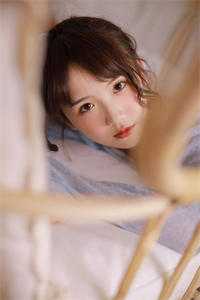 重回身死前，她转身抱紧了死对头大腿