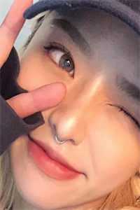 穿成短命女配，她逆袭成团宠