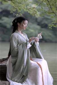 在他妈妈身后