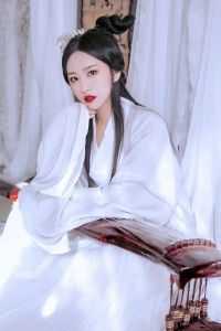 成了大明长孙后，他被迫继承皇位
