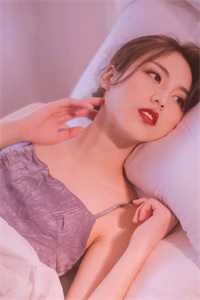 重回身死前，她转身抱紧了死对头大腿