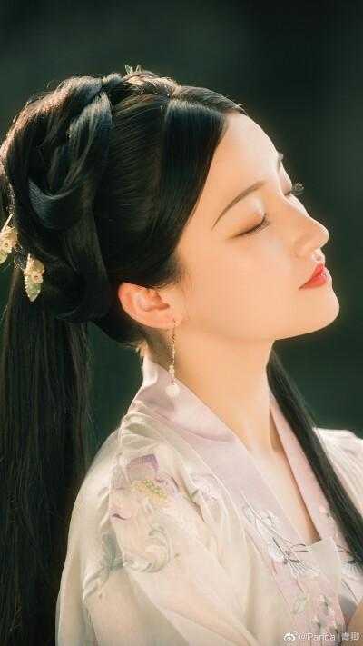 禀告首辅，夫人她又去给你物色美女了
