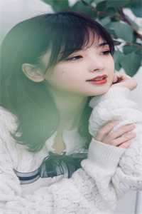 趁乱搬空女主仓库，她在荒年吃饱穿暖