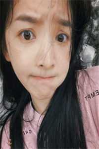 在浴缸里脸上