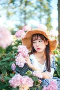 穿成炮灰后，我被反派夫人拉黑了