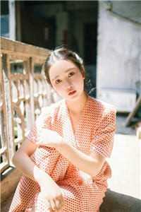 趁乱搬空女主仓库，她在荒年吃饱穿暖