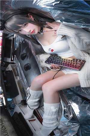 三国：开局被塞美人，这主公值