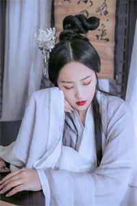 三国：开局被塞美人，这主公值