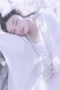 重回身死前，她转身抱紧了死对头大腿