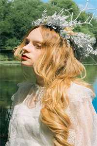 七零：囤满物资后，她靠空间无敌了