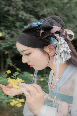 惊！疯批女配重生后硬刚穿越女