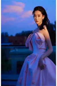 穿成胖妞后我嫁给了俊美兵哥