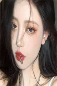 男友的衣柜里有很多小裙子