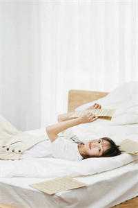 君心似水，日夜东流不复还