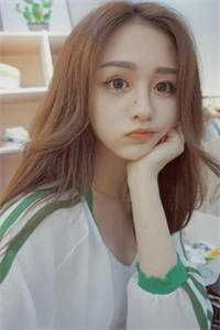 Q版女大学生和他的腿精男友