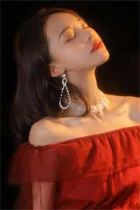 似梦里，泪暗滴