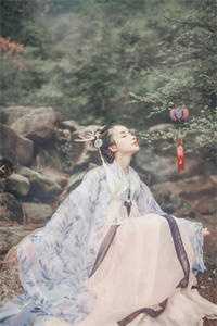 我是红玫瑰，但我穿成了白月光