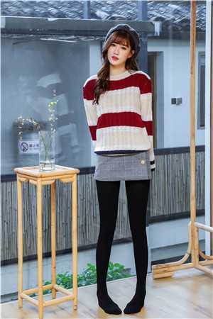 残雪凝阶春不回